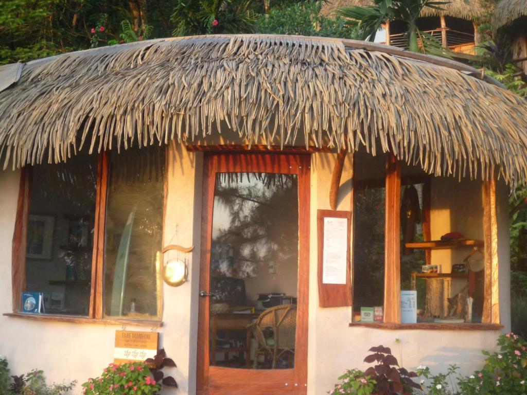 Vanira Lodge Теахупоо Экстерьер фото